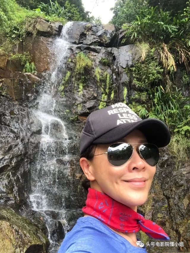 刘嘉玲54岁：经历富商绯闻和裸照风波，不生娃，靠8个字撑到今天