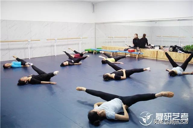 练了几个月横叉还是下不去,练了很久横叉就是下不去