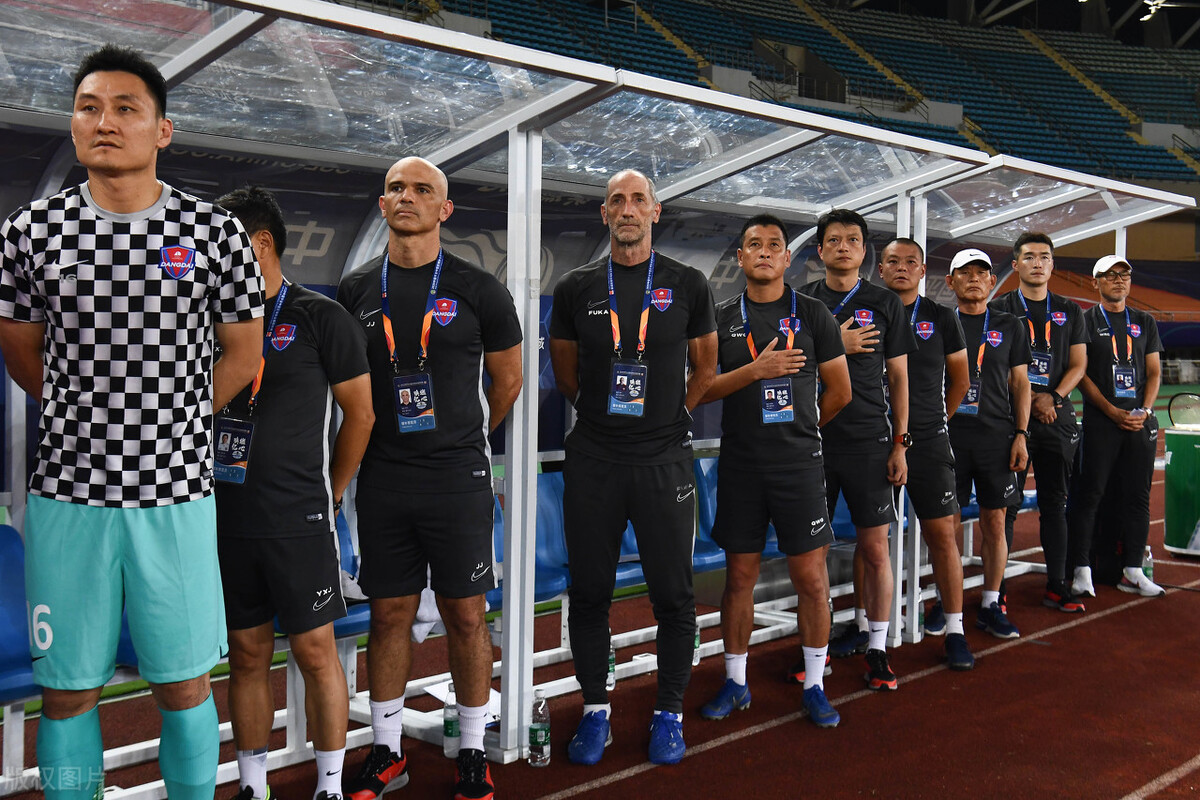 重庆足球欠薪,曝中超重庆队球员罢训