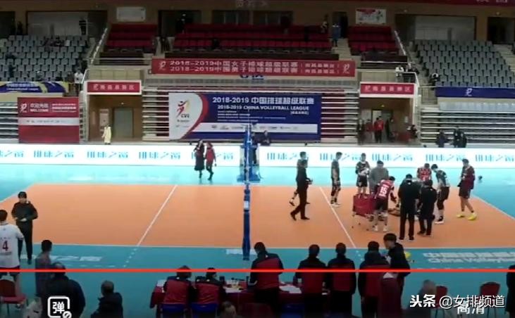八一男排输球后教练用球砸队员泄愤，网友义愤填膺纷纷谴责！