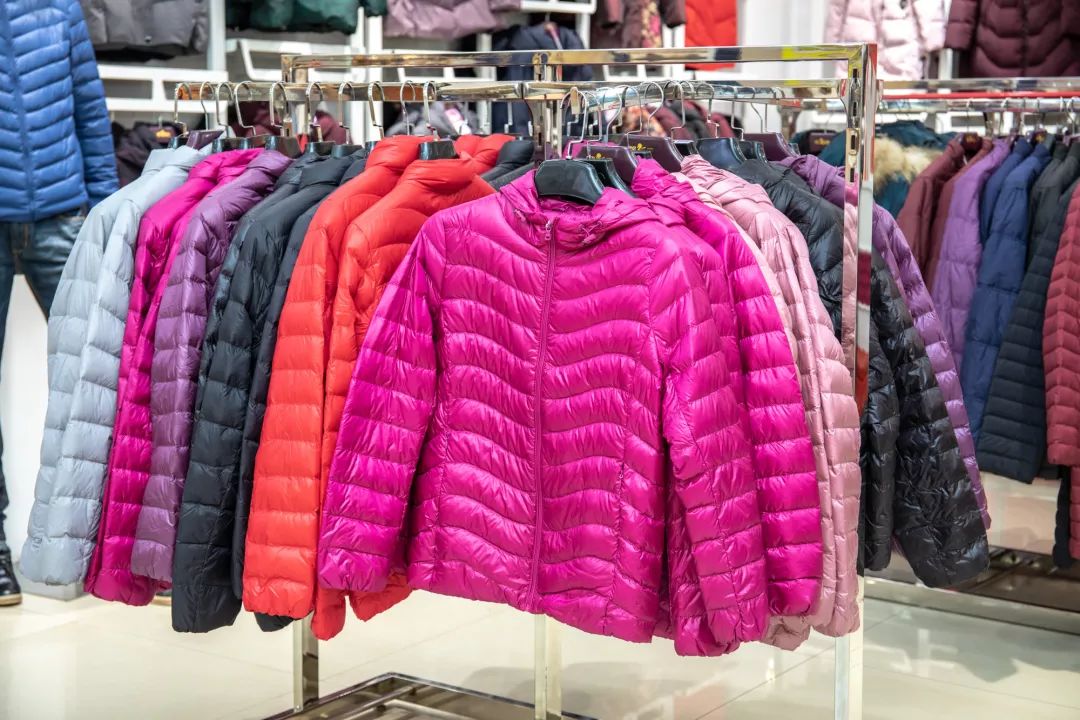 品牌羽绒服低至99元！百货大楼要被搬空了
