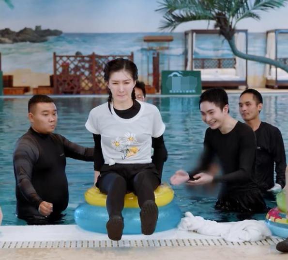 江疏影落水妆容被弄花,露出素颜那一刻,网友:这颜值是认真的吗