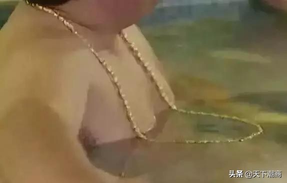 这位卖大金链潮籍大妈是继老干妈之后，又一个征服美国的女人