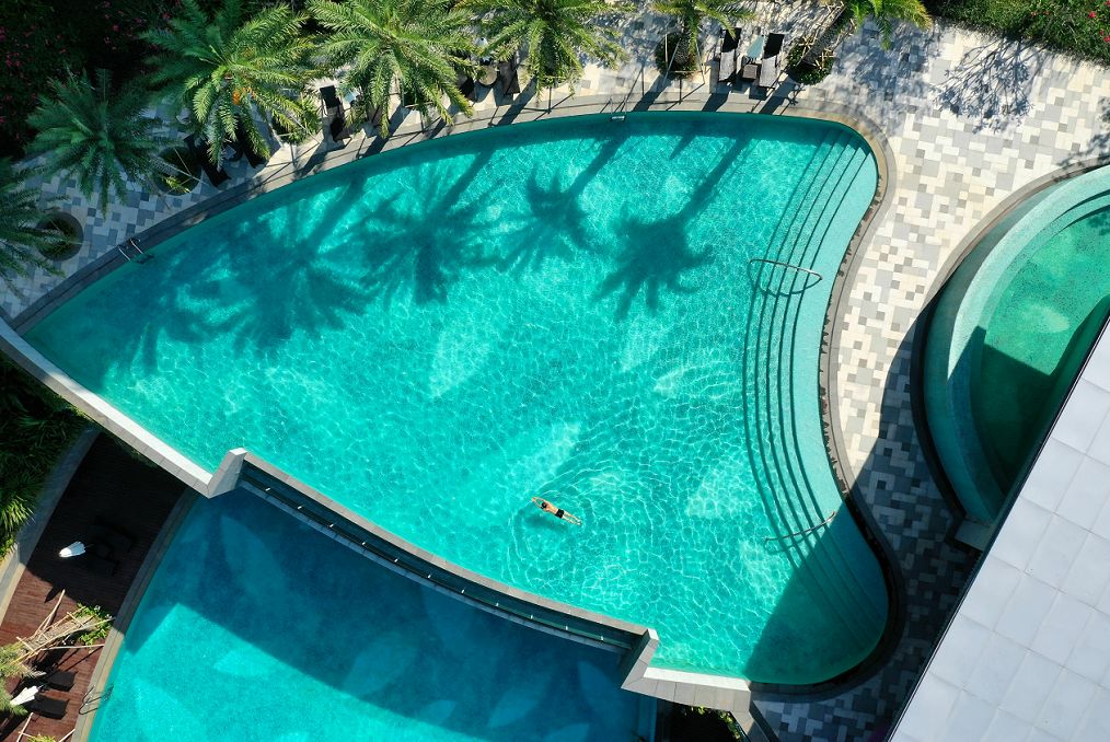 夏日清凉好去处泳池,夏日玩水胜地无边际泳池