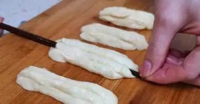 油条膨松剂炸油条能放鸡蛋吗,炸油条为了蓬松酥脆要加什么