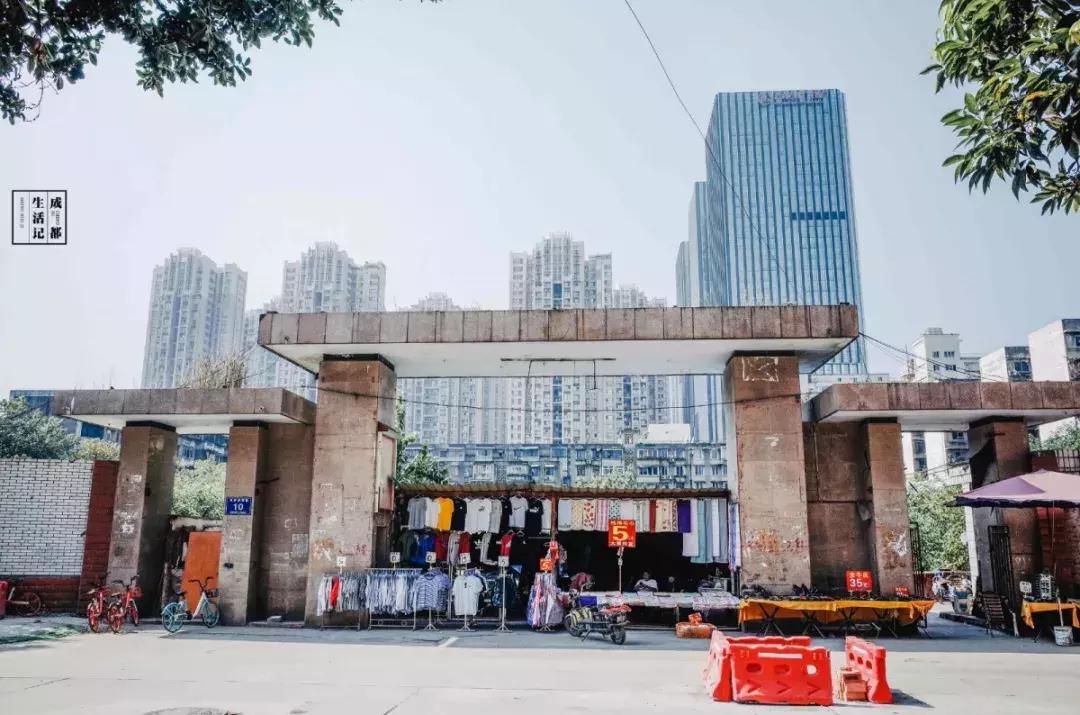 荷花池美食批发市场,荷花池美食街在哪里