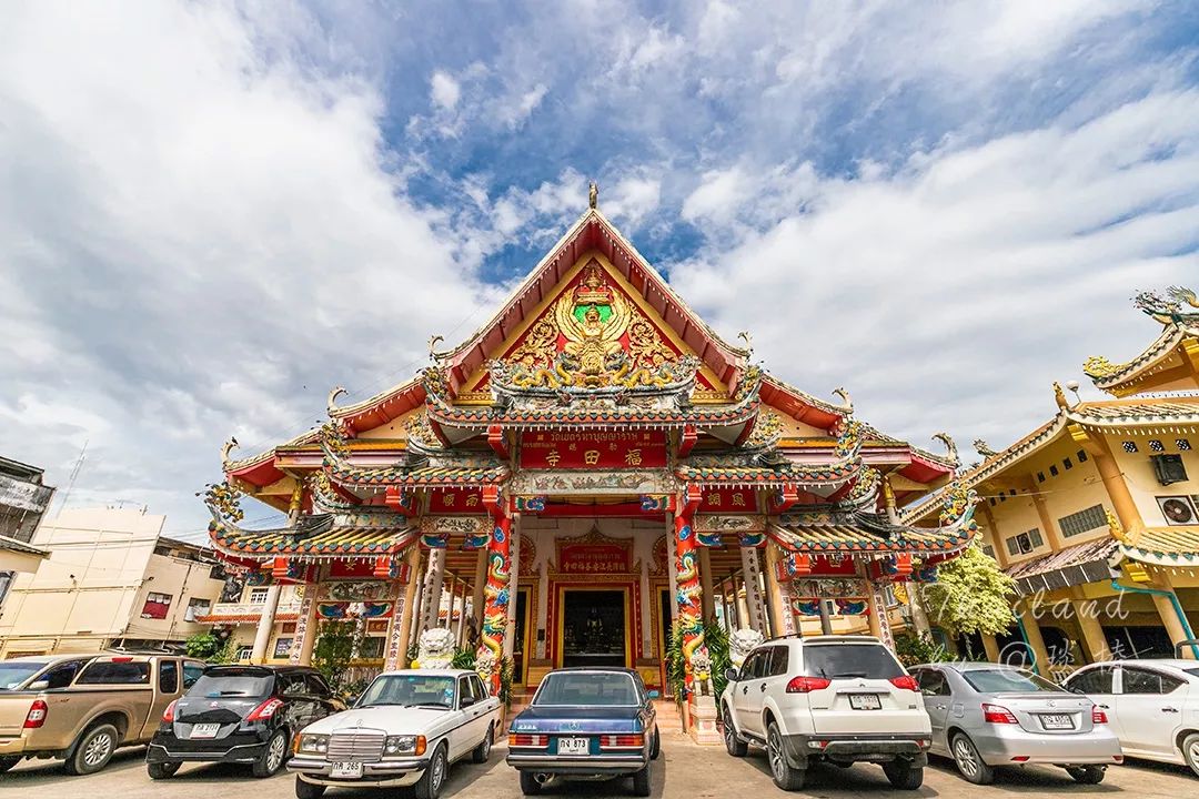 在泰国的“宝石之都”，珠宝街像菜市场，宝石摆地摊上出售