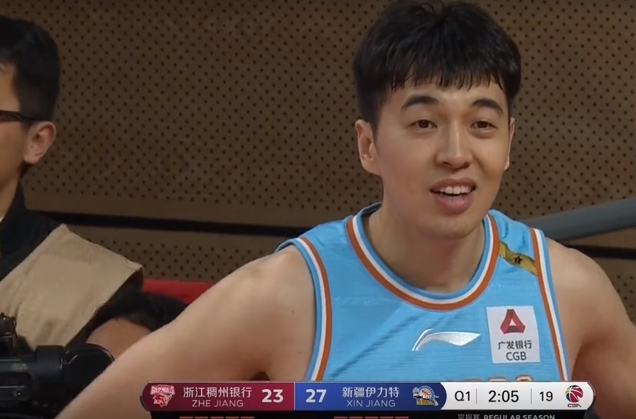 这球咋打？62声哨吹懵球员，阿的江：咋吹的？费尔德：教练忍住