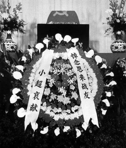 周总理最后2年，体重61斤平均40天一场手术，临终前苦等发妻