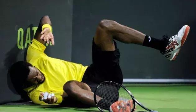 网球球员摔倒,网球拍摔地上反弹接住