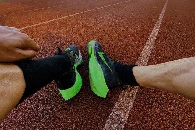 韩寒全身腹肌图片,韩寒李现腹肌