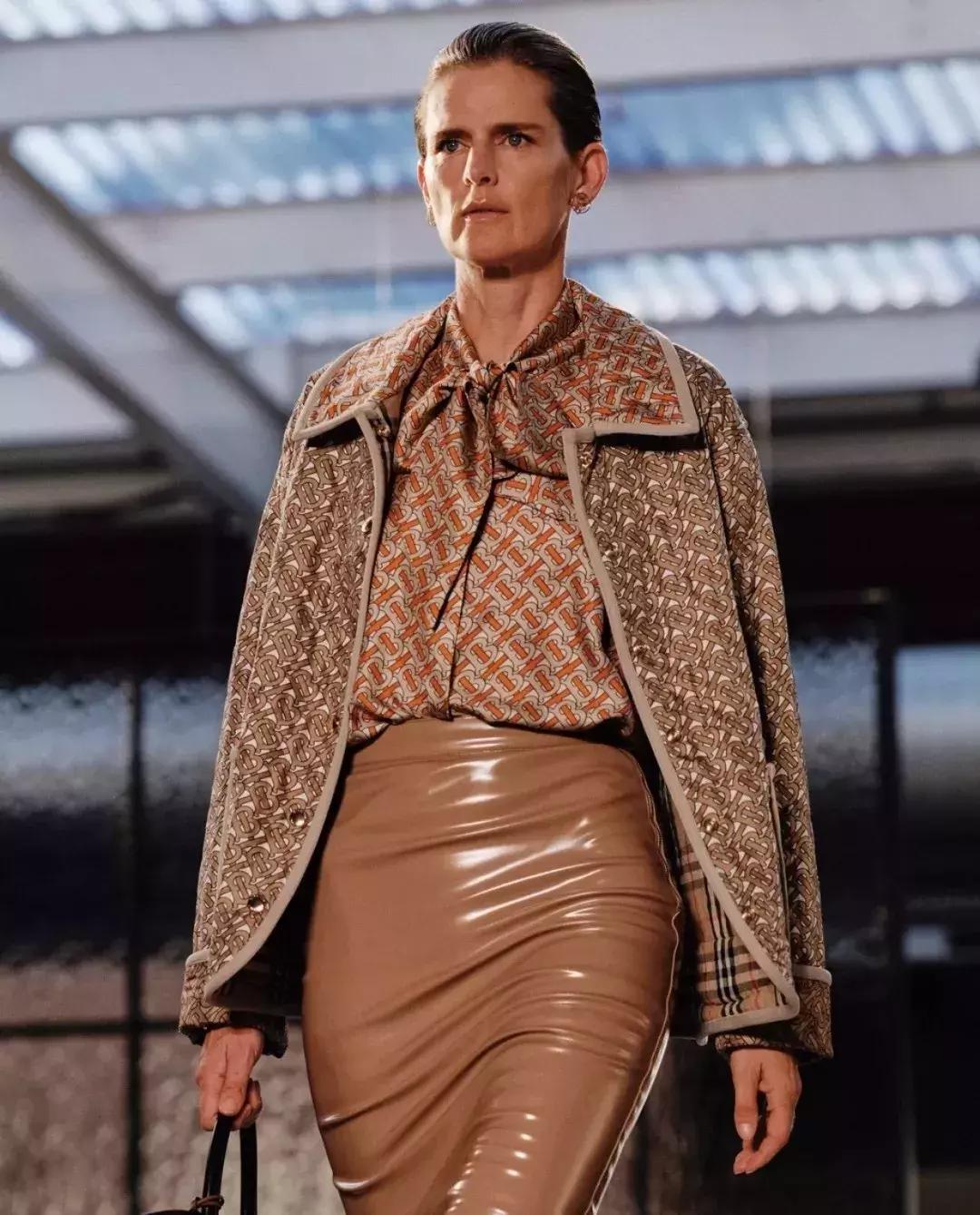 最值得买的巴宝莉,我只花费了2000元就买到了它英文