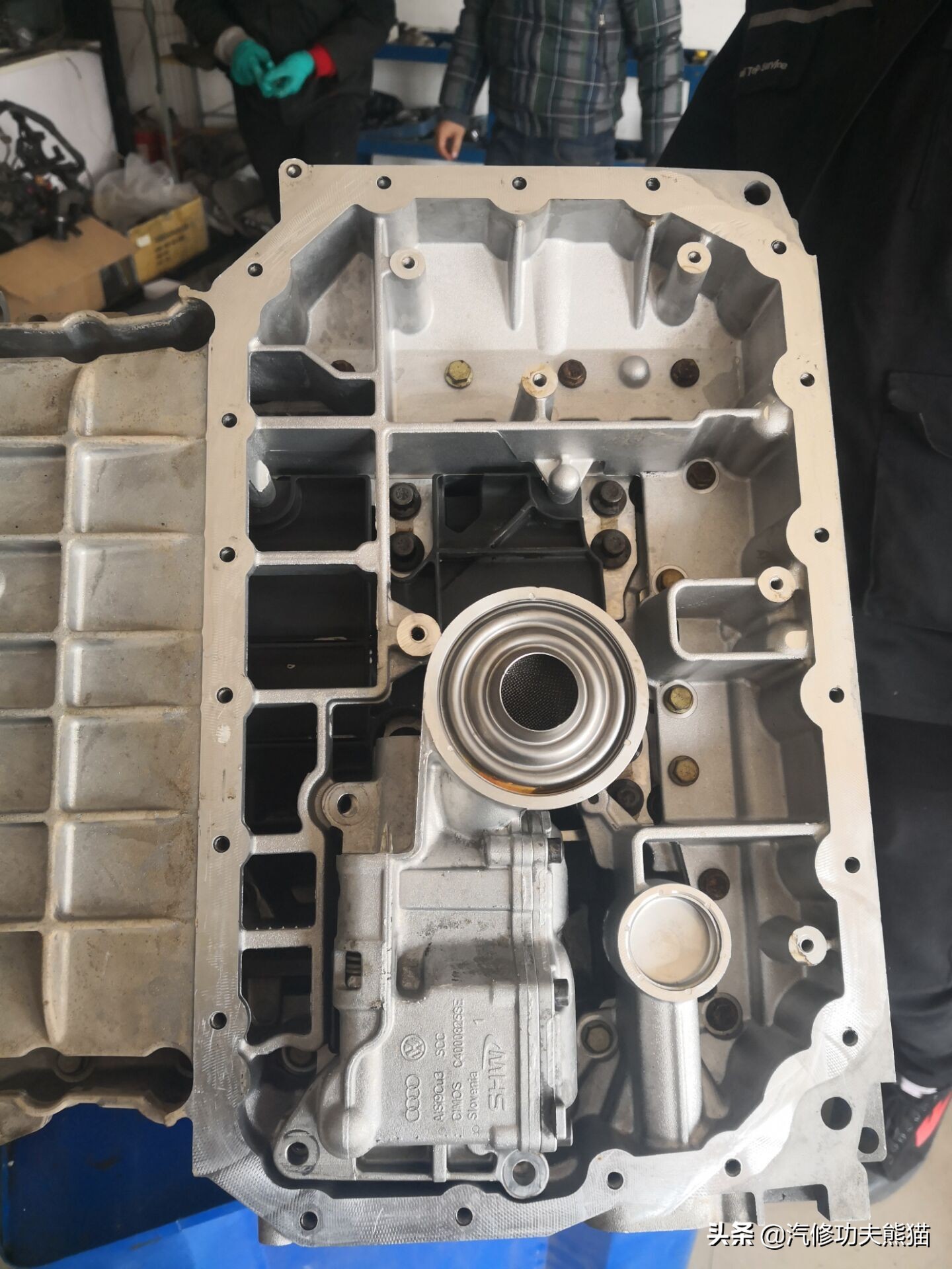 16款奥迪a6l2.5自吸发动机漏油,奥迪a6l2.4免拆烧机油处理靠谱吗