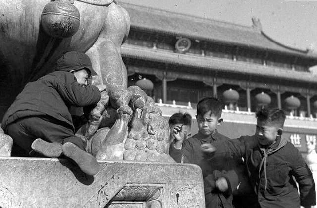 春节为何要挂灯笼放鞭炮，这样做有何意义呢？