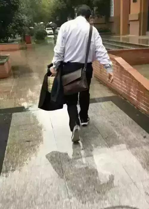 暴雨图片朋友圈,石家庄暴雨拍摄图片真实