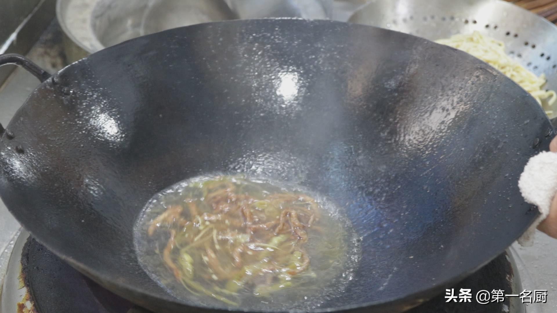 饭店的豆腐皮怎么凉拌的,四川正宗川味水煮麻辣豆腐皮做法