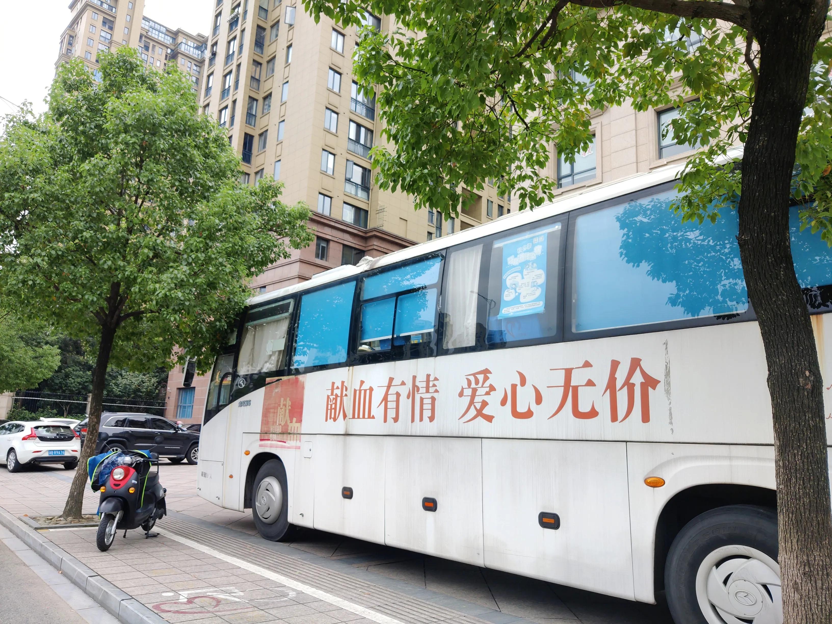 迎国庆献热血宁波牙科医院奉化院区组织员工开展无偿献血活动