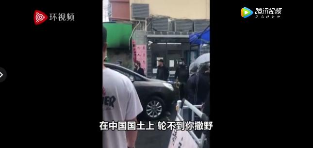 老外不戴口罩强闯小区,老外拒戴口罩硬闯小区殴打保安