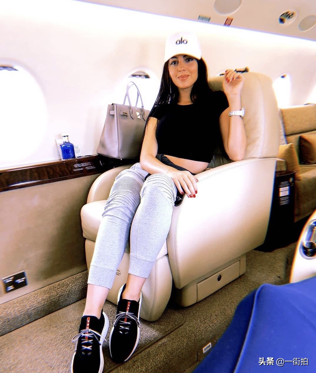 c罗乔治娜黑色礼服,c罗和乔治娜热恋白礼服