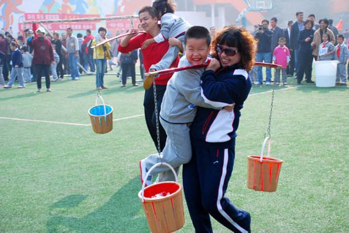 男老师体罚同学被罚,老师捆绑体罚男童1小时