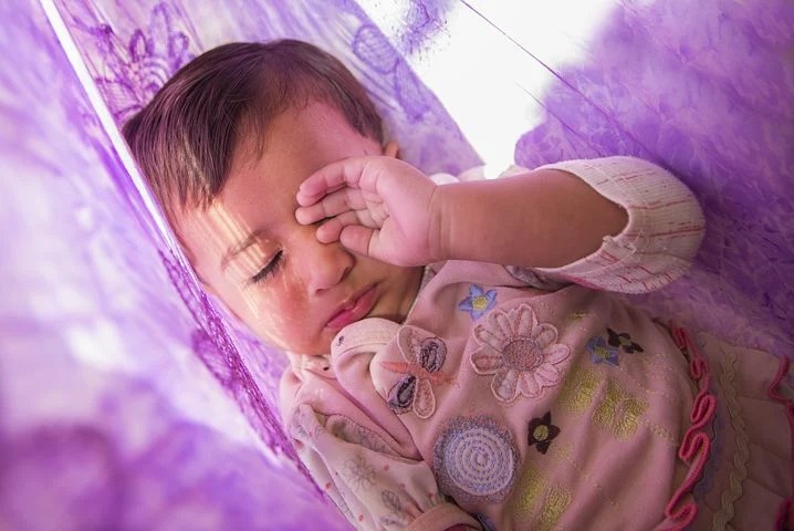 如何解决孩子不愿意分床的问题,孩子分床妈妈难过