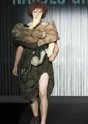 国潮这回对味儿了，不看logo还以为是巴黎世家！