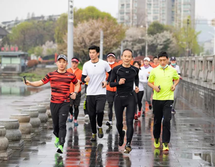 王石说疫情,69岁王石玄武湖晨跑5公里