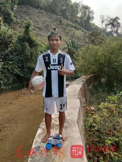 云南小伙在河里苦练足球,农村小伙练篮球