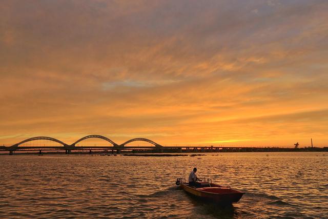 满清侯爷微服私访，责令把鲟鳇鱼圈养，待封冻后千里迢迢进贡朝廷