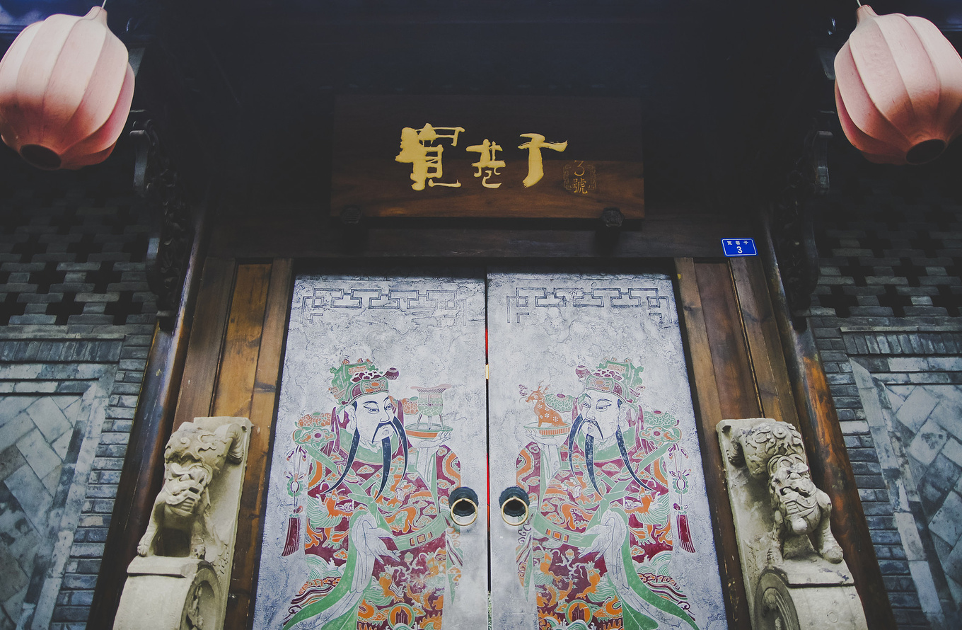 成都旅游最值得去的3个景点，武侯祠看历史，锦里宽窄巷子吃到撑