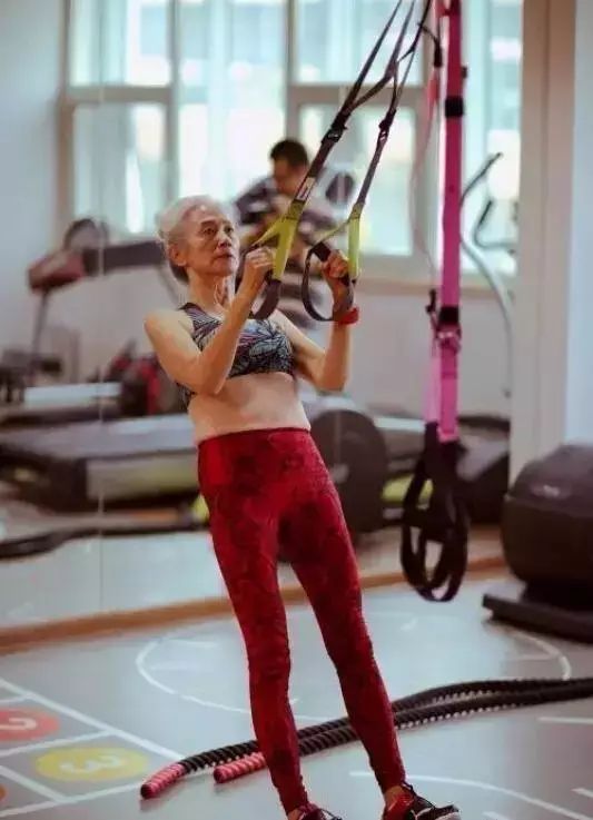 73岁天津白发奶奶健身,73岁白发奶奶坚持健身