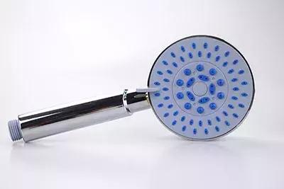 花洒出水越来越小教你一招解决,花洒出水小怎么办的妙招