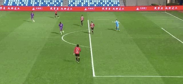 中甲门将失误把球扔进自家球门,中甲守门员将球扔进自家球门