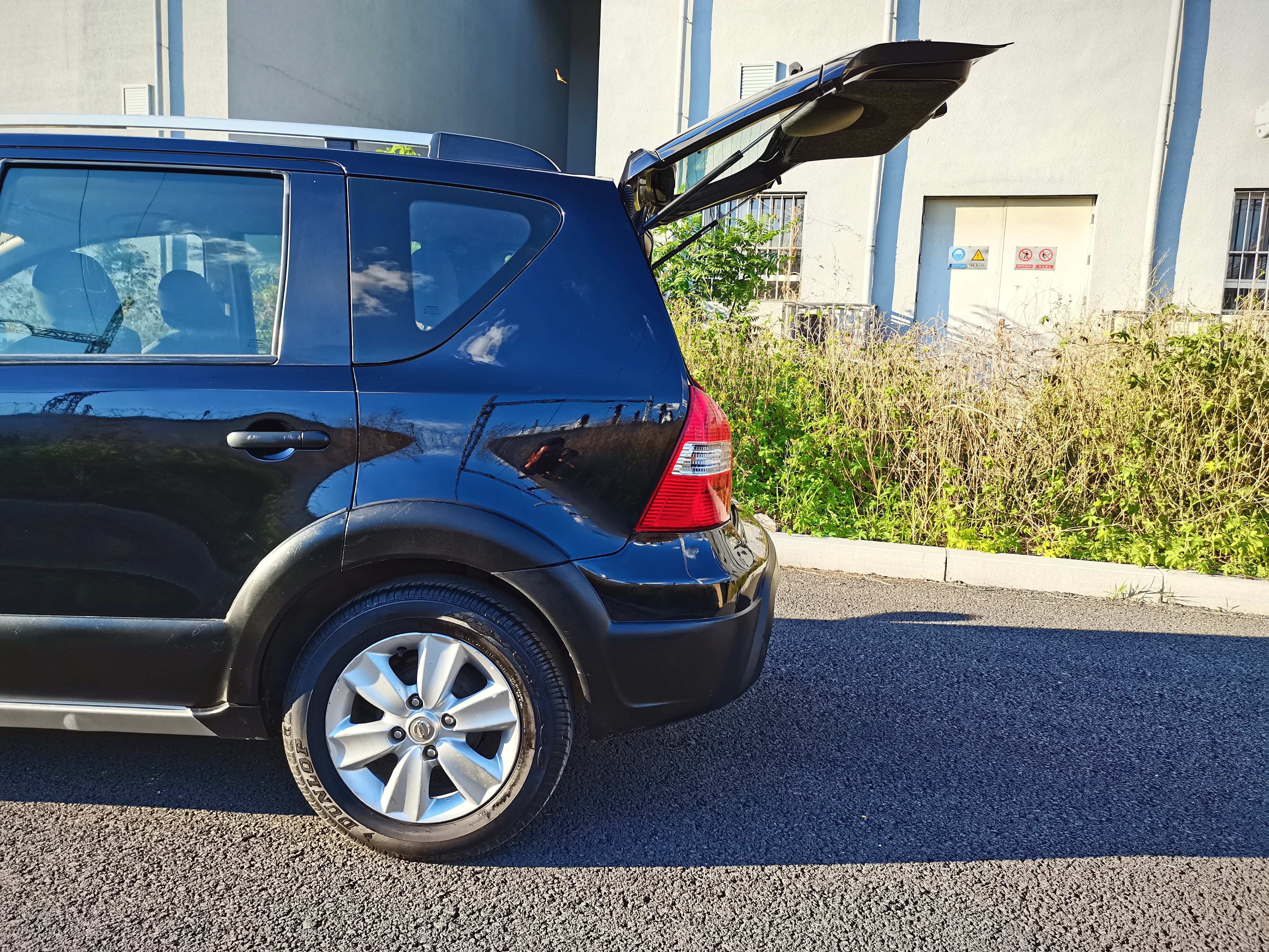 日产小面包车,实用家庭代步车日产骊威