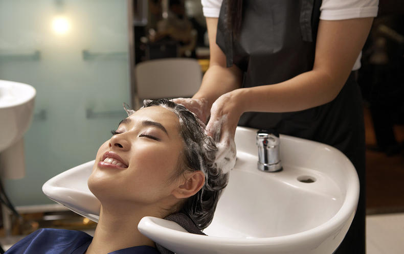 洗发时头发很枯该怎么护理,头发干枯洗发前护理