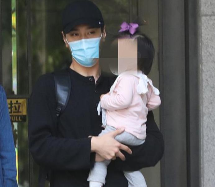 赵又廷抱娃出街,赵又廷高圆圆抱着林更新