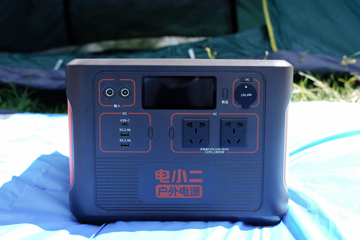 外出露营用电全靠它,电霸级别电小二户外电源1800W测评