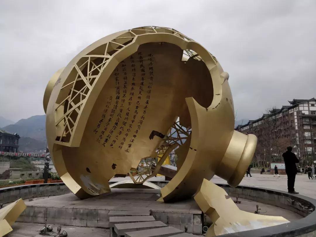 探访茅台镇:空气里都飘着酒精,装卸工月入万元村民盼*迁拆**