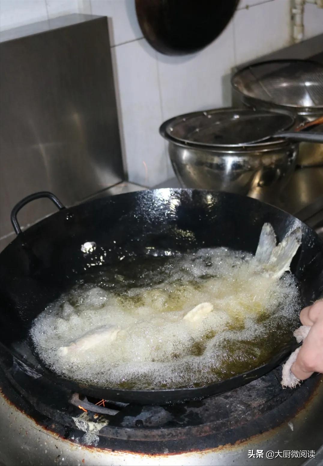 大锅炖鱼老汤,酸甜口家庭炖鱼