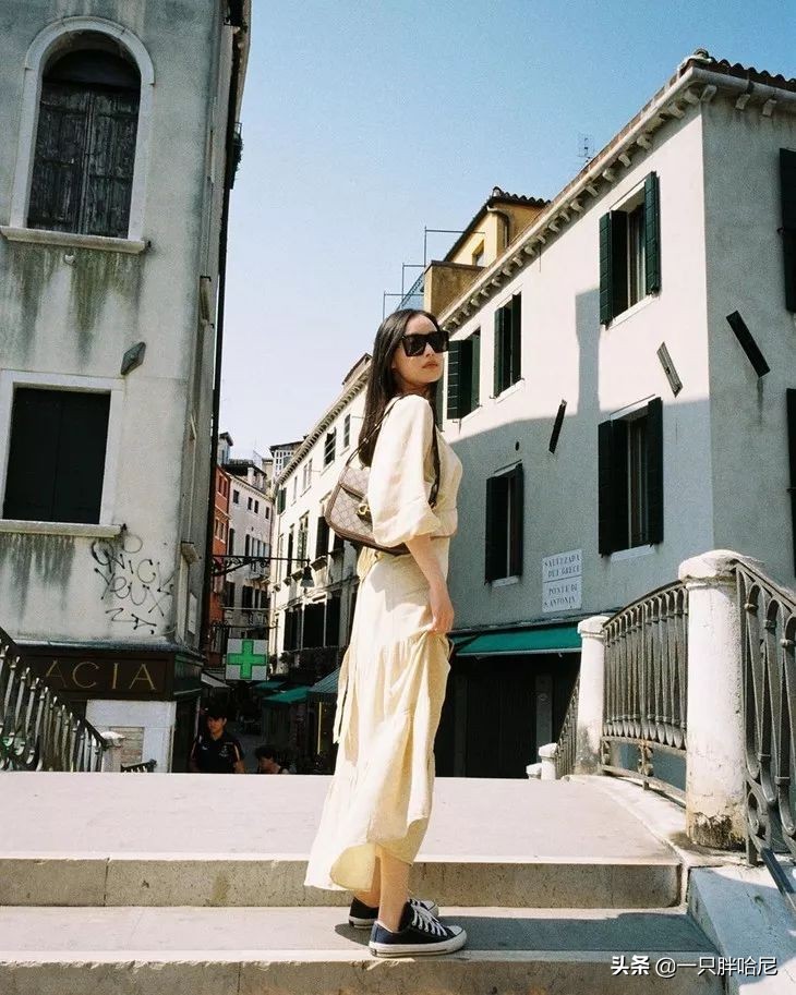 夏天穿鞋不要选这3个“颜色”，容易显脚黑，还不洋气