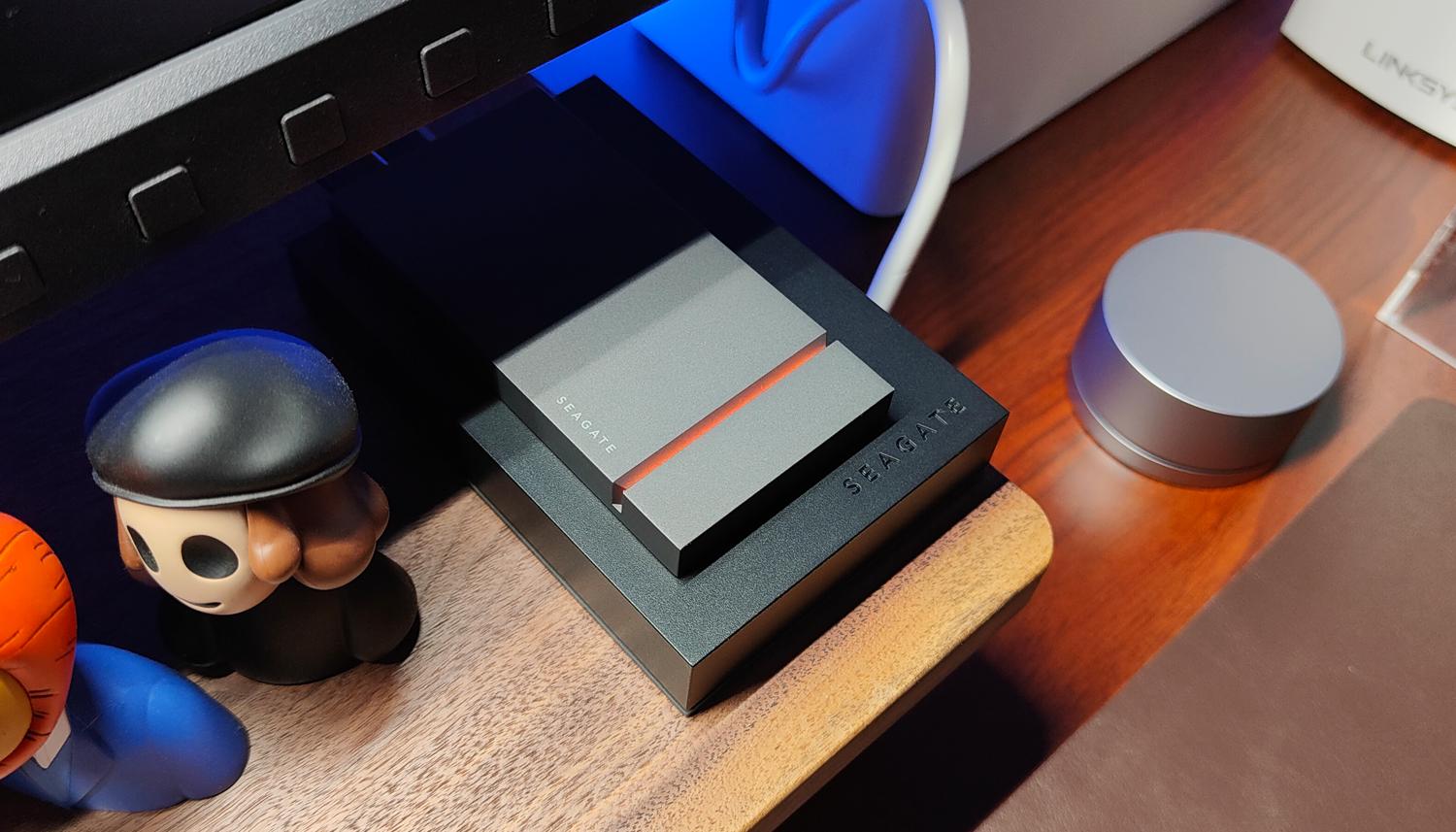 游戏宅的电脑桌面,游戏头戴式耳机rog棱镜s