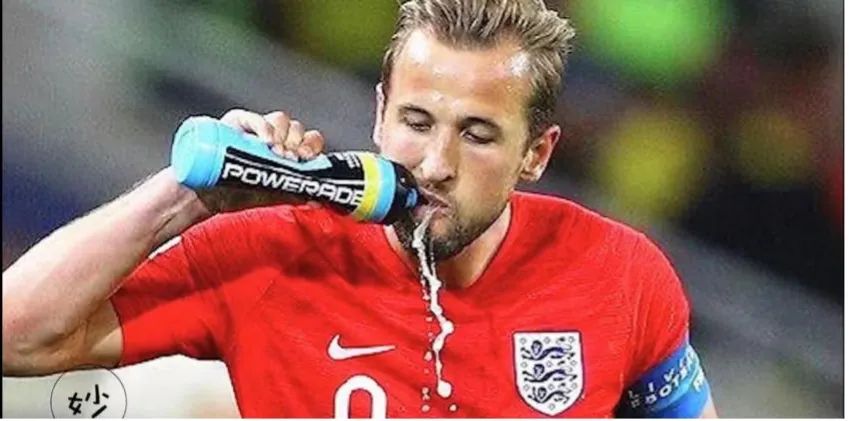 足球运动员喝水吐出来的原因揭秘,足球运动员为什么喝水要吐出来