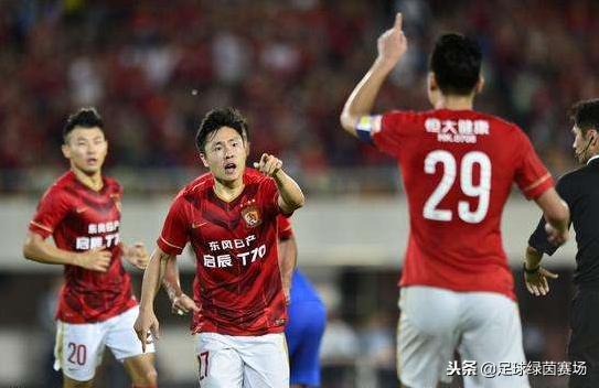 2300万转会恒大，1年0出场，演员妻子貌美腿长，2岁儿子像他