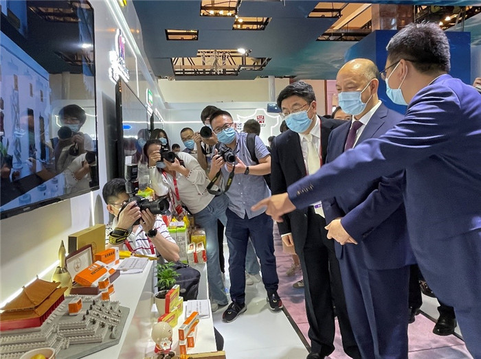 哪款面霜搭配有抗老提亮功效,可以提亮肤色紧致皮肤的面霜