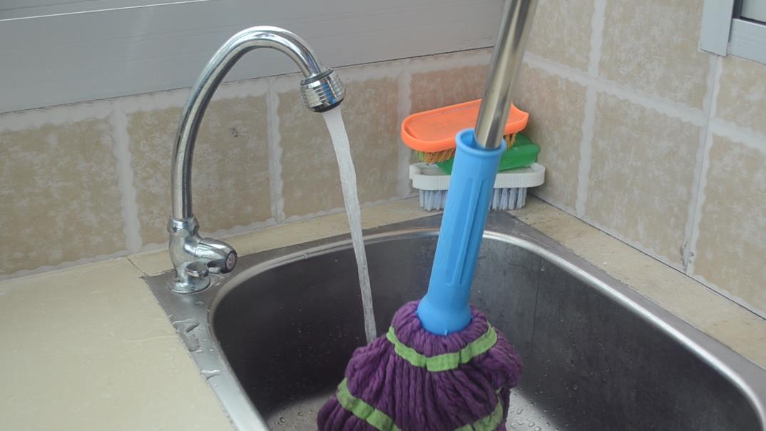 不管拖把多脏多黑，一个简单的方法，拖把洗完干净如新，真实用