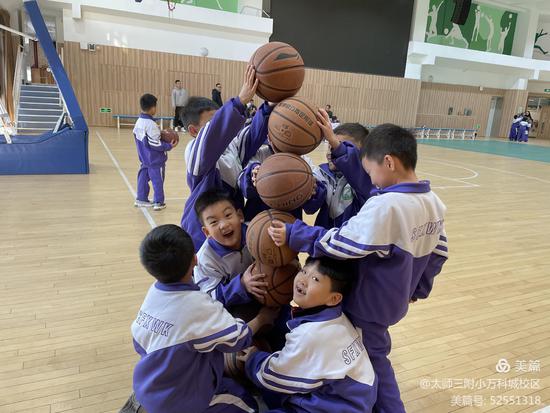 体育课堂生机勃勃,体育课堂趣味活动