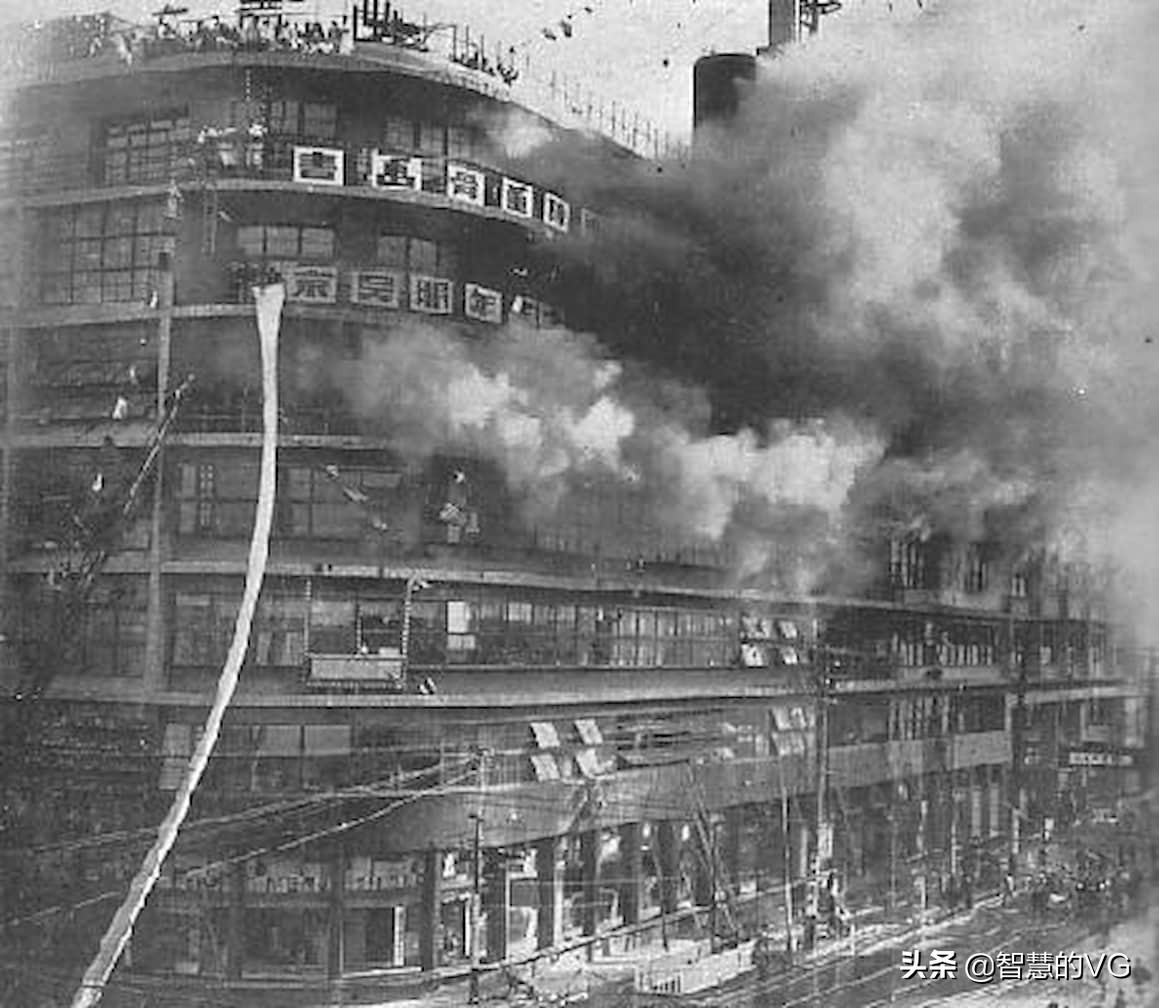 日本女性开始穿*裤内**，或许是从1932年的一场火灾开始的