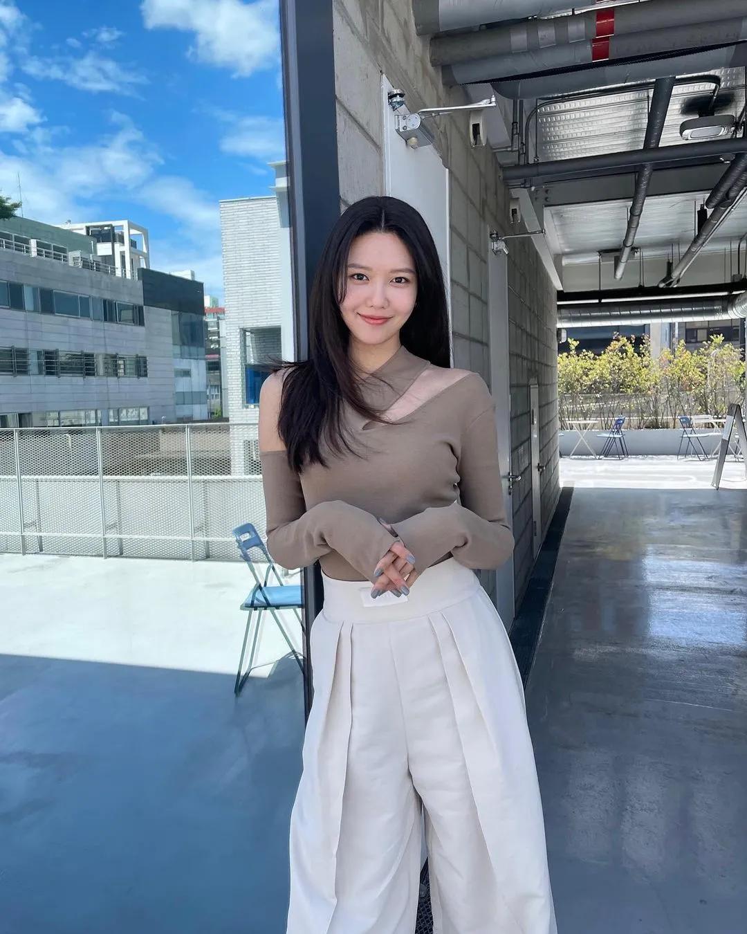 气质针织秋冬穿搭一整套,明星同款针织衫日常穿搭