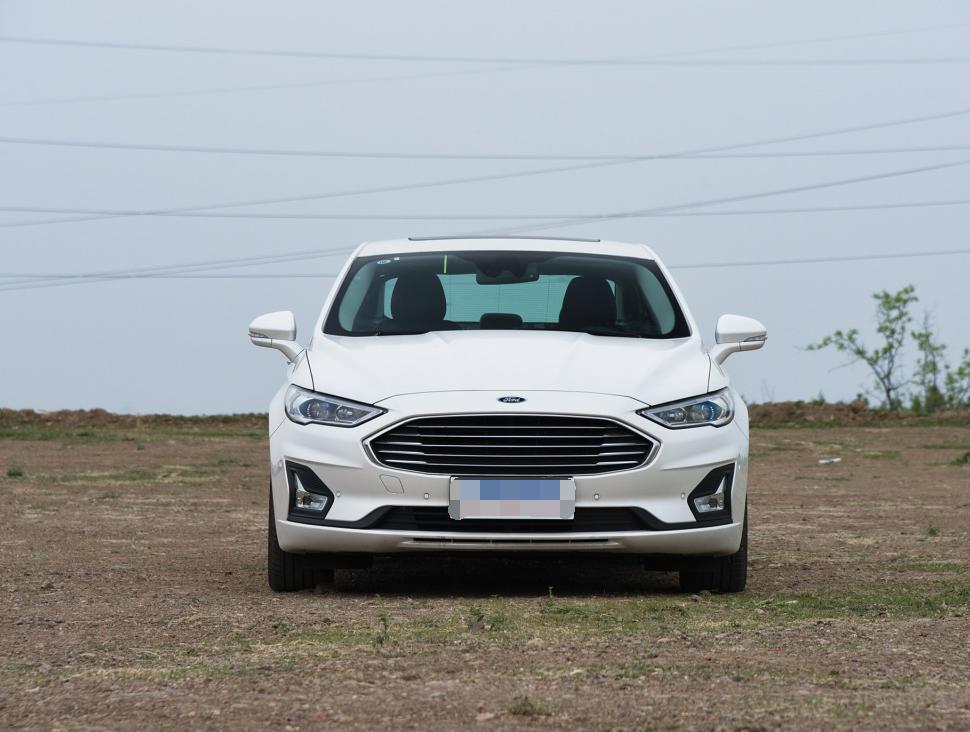 福特蒙迪欧和本田雅阁哪个好,雅阁1.5智享和蒙迪欧1.5豪华