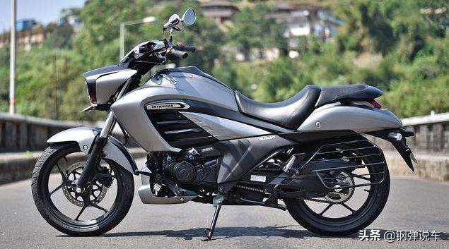 铃木150太子巡航摩托车，看起来身材魁梧，配置的动力却很小
